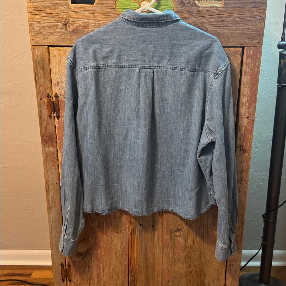 GAP Women’s Crop Light Blue Denim Shirt, size large tall - Picture 6 of 12